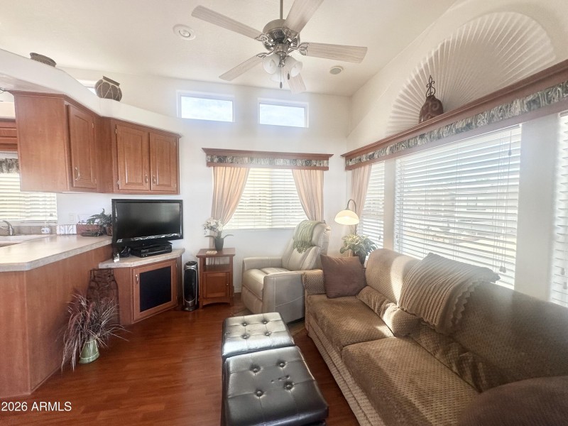 BEAUTIFUL FRONT LIVING SPACE