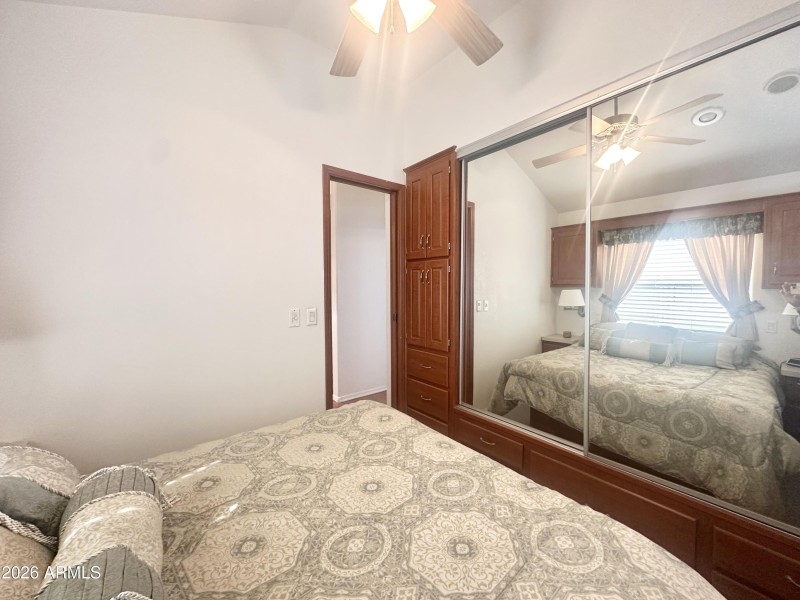 GRAND MIRRORED CLOSET