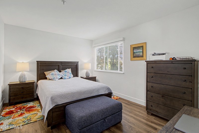 2nd Bedroom w/ Walk-in Closet