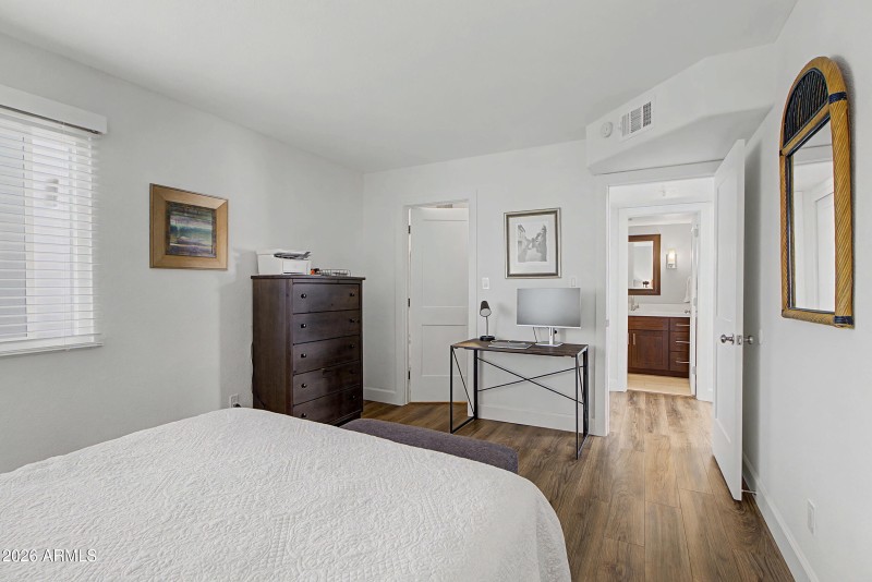 2nd Bedroom w/ Walk-in Closet