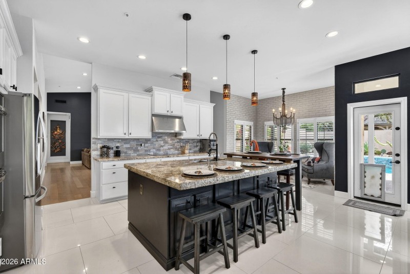 Kitchen – Oversized Island & Bar Seati