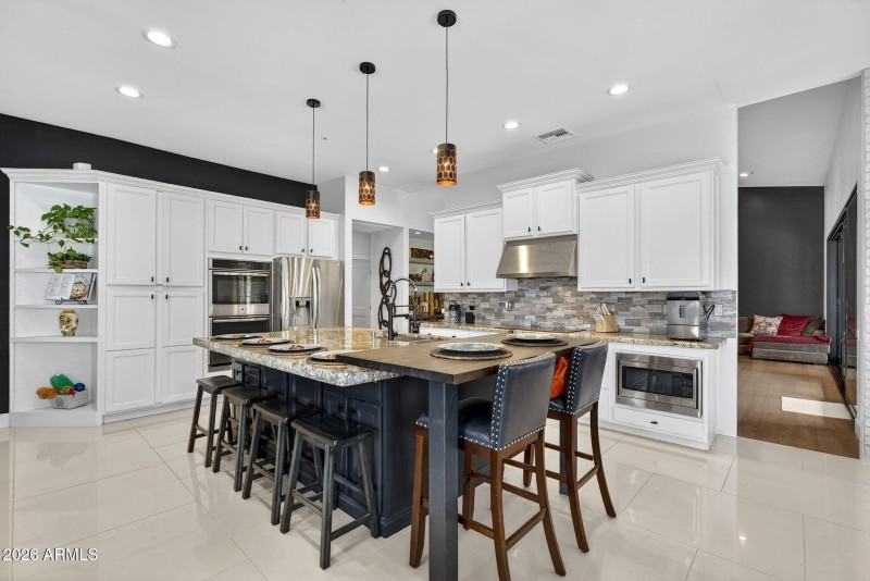 Kitchen – Island & Open Layout