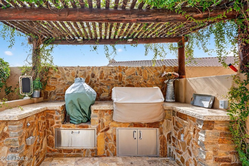 Outdoor Kitchen – Built-In BBQ