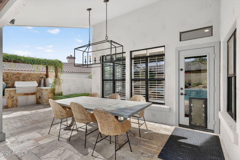 Covered Patio – Outdoor Dining Area