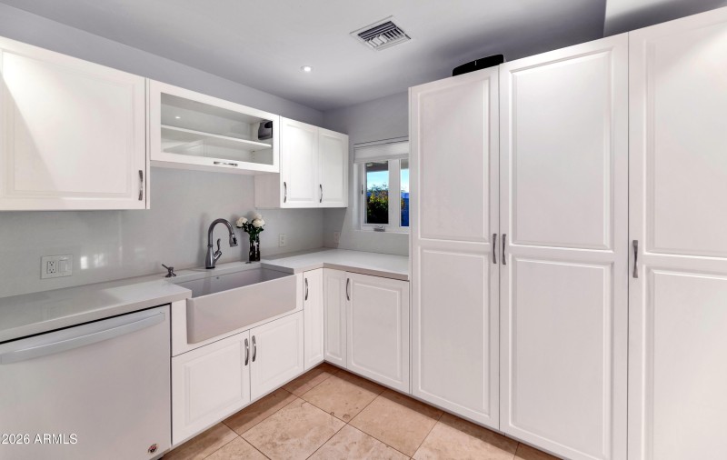 Farmhouse sink & storage galore