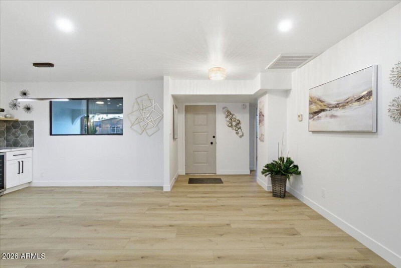 09-7805_E_Coolidge_St_8