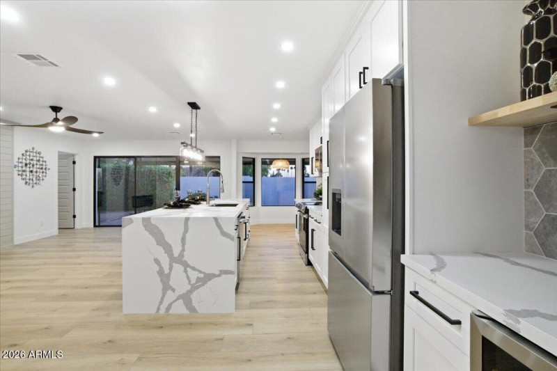 18-7805_E_Coolidge_St_17