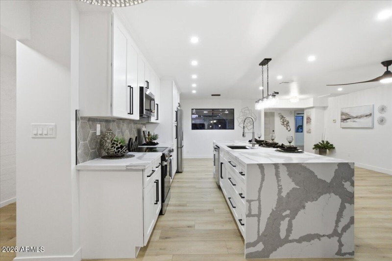 21-7805_E_Coolidge_St_20