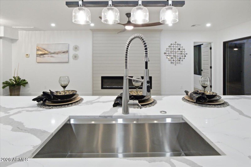 27-7805_E_Coolidge_St_26