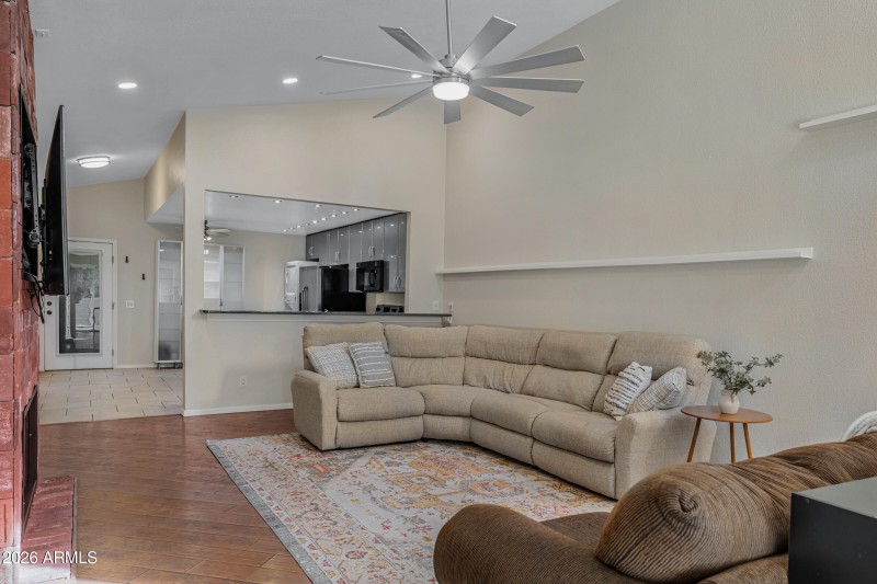 1231 E Bluebell Ln-13