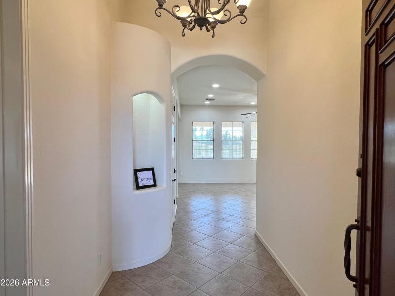 Grand entry with 14ft ceiling