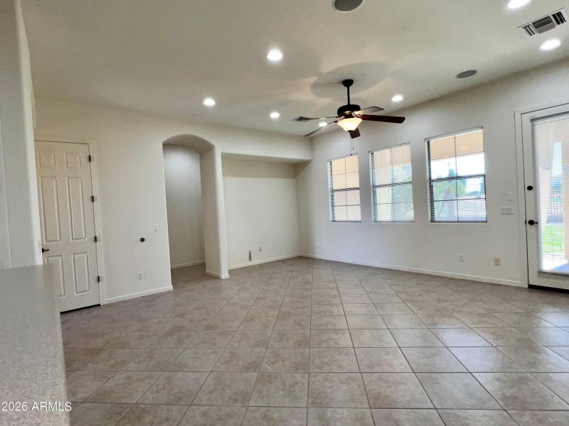 TV-Ent viewable from eat-at kitchen bar