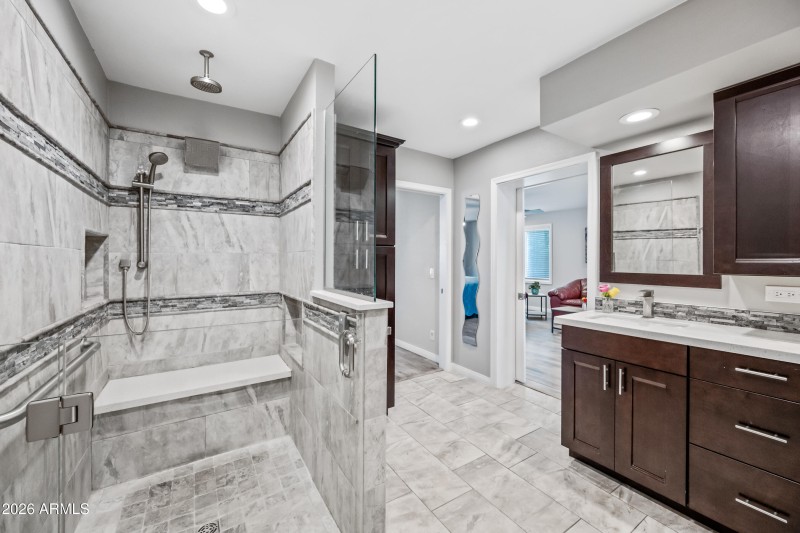 ZERO EDGE WALK IN SHOWER W/BENCH & NOOKS