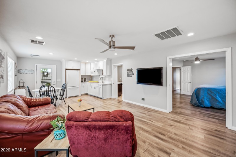 BONUS! 427 SQFT USE IN MULTIPLE WAYS