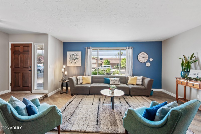 EXPANSIVE GREATROOM & DINING