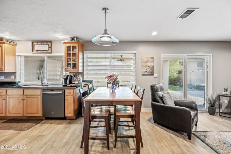 LIGHT & BRIGHT EASY ACCESS TO BACKYARD