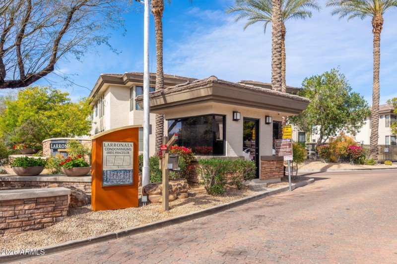 Larronata Condominiums - 03