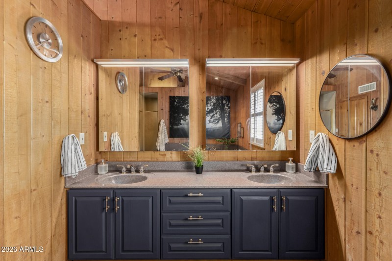 Primary En-Suite Bathroom