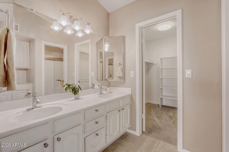 Double sinks in primary bath