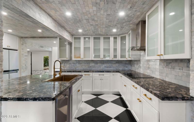 15-web-or-mls-Kitchen4 (2)