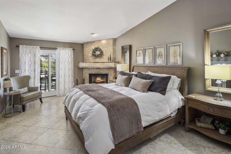 Primary suite with Fireplace
