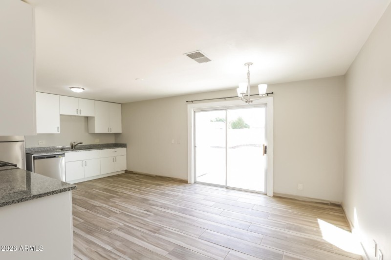 005-photo-dining-room-13254539