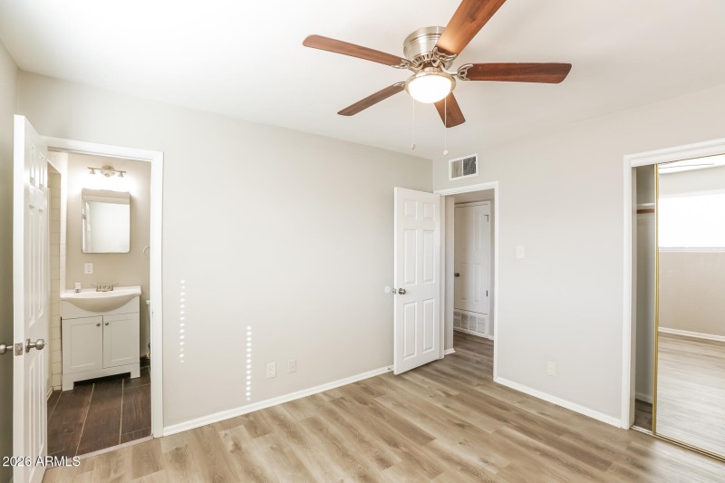 008-photo-main-bedroom-13254531