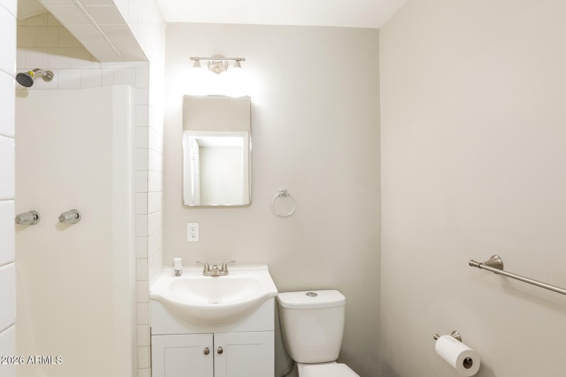 009-photo-main-bathroom-13254532