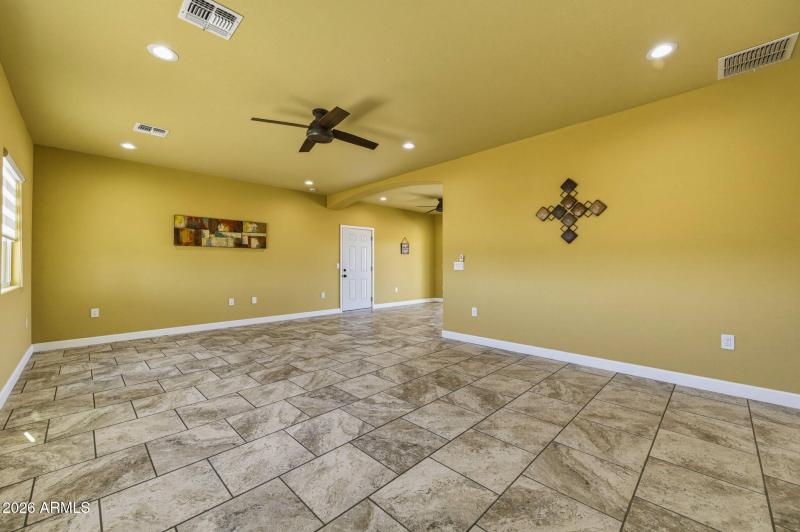 24-web-or-mls-210 N Pettoshas Dr-23