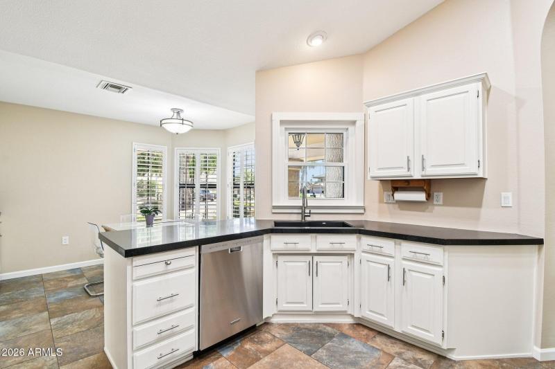 18-web-or-mls-Greenview Dr-S2702-018