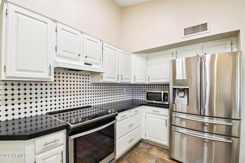 19-web-or-mls-Greenview Dr-S2702-019