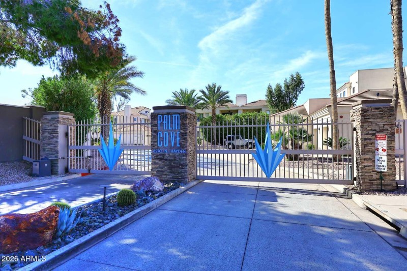 Palm Cove-Gated Entrance