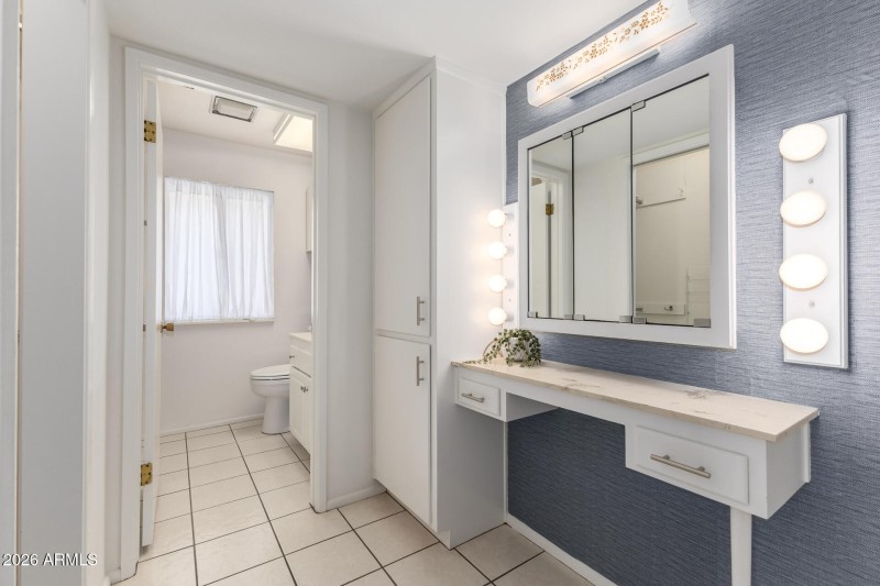 Twin Oaks - Master Bath Vanity Area