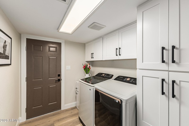 Laundry, Cabinet wall