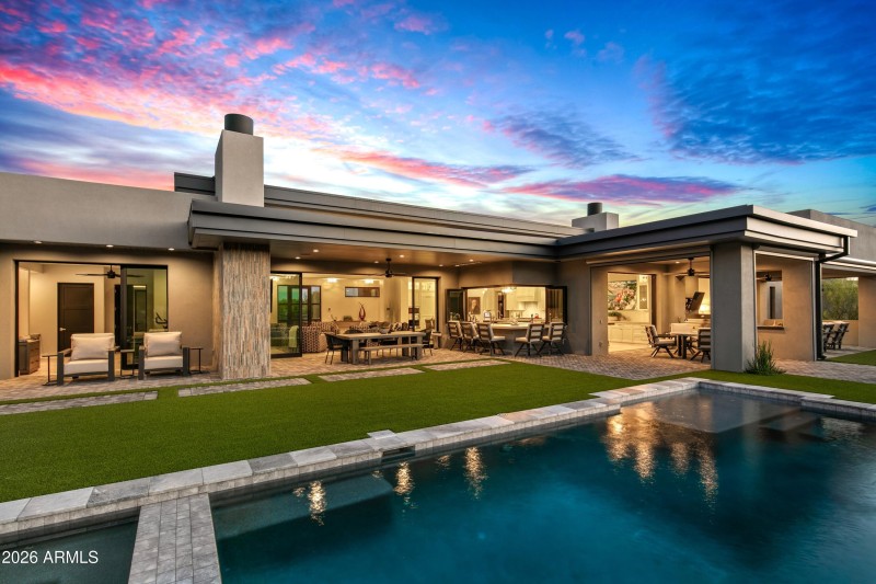 062_Sublime Back Exterior