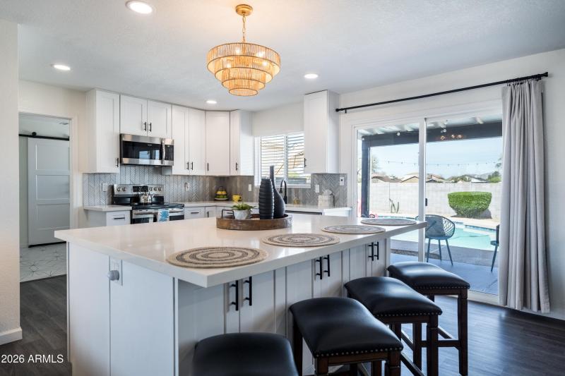 Island w/ Breakfast Bar