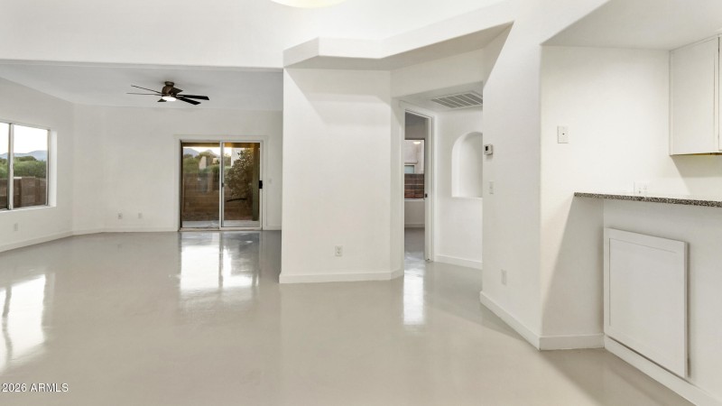 breakfast bar/ dining area