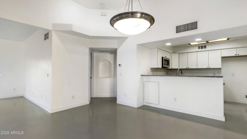 breakfast bar/ dining area