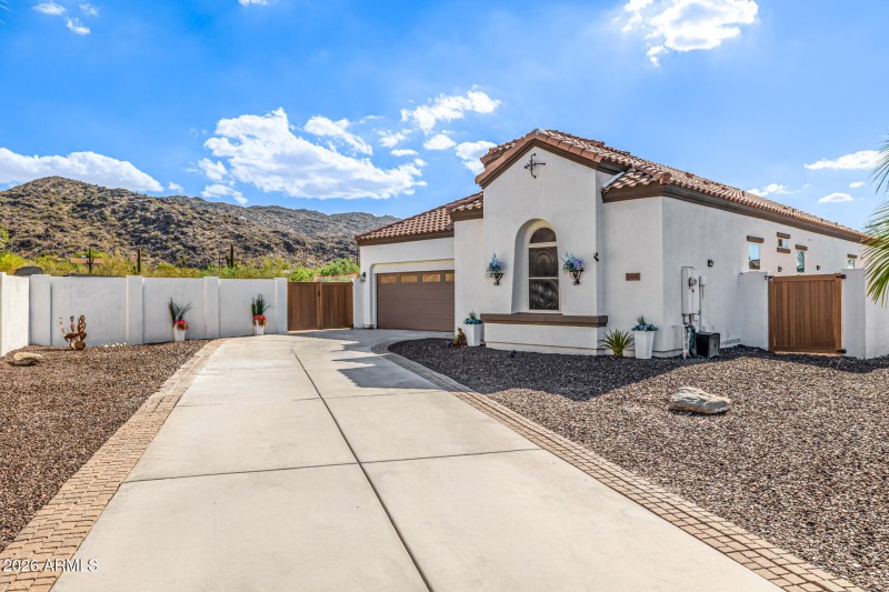 Expansive private driveway
