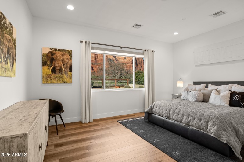 JL_190Arrowhead-interiors-PrimarySuite-0