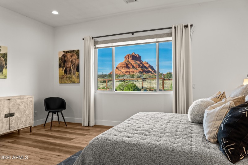 JL_190Arrowhead-interiors-PrimarySuite-0