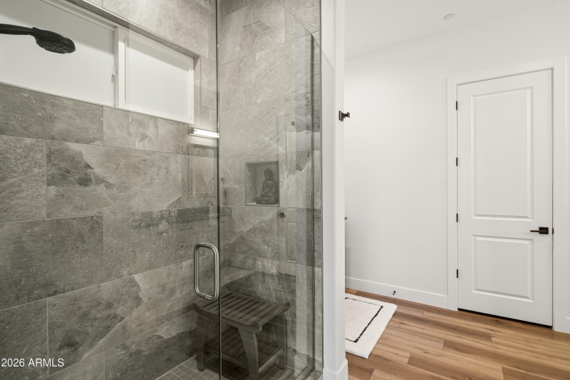 JL_190Arrowhead-interiors-PrimarySuite-0