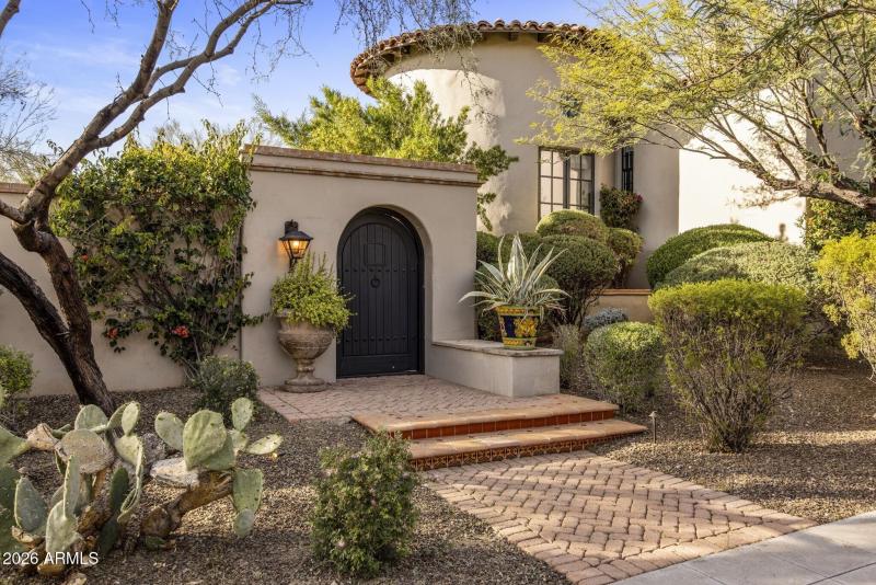 007_Putting Grn Courtyard Entry