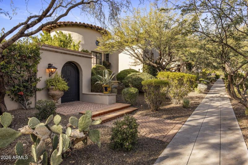 008_Courtyard Putting Grn Entry