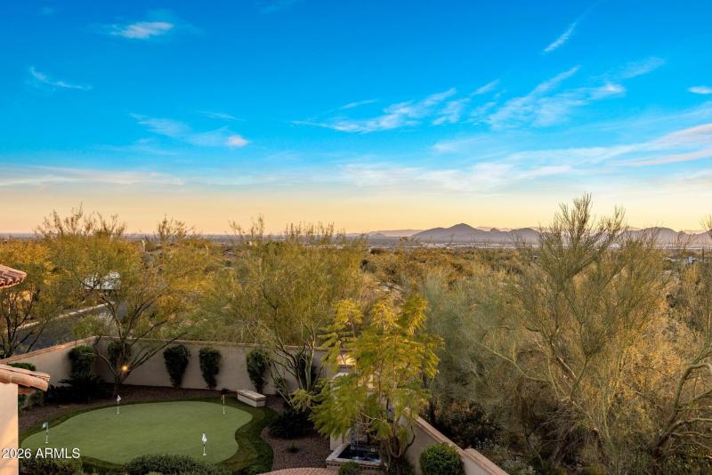 070_City Light Views Putting Green