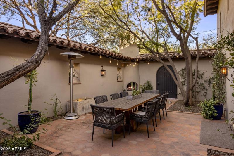 073_Courtyard Dining