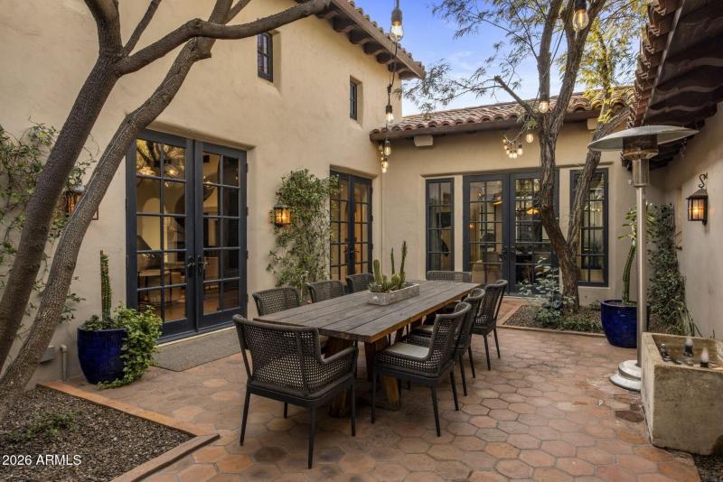 075_Courtyard Dining Interior Entry