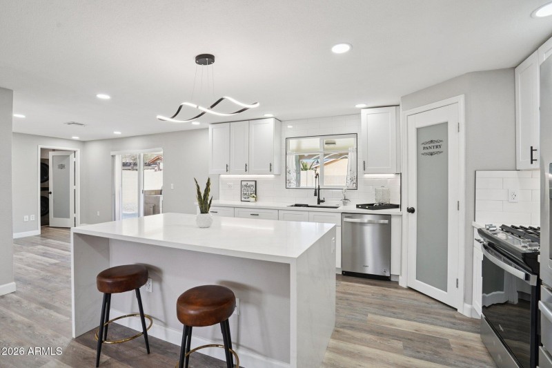 12-web-or-mls-N 15th Ave-S0303-012