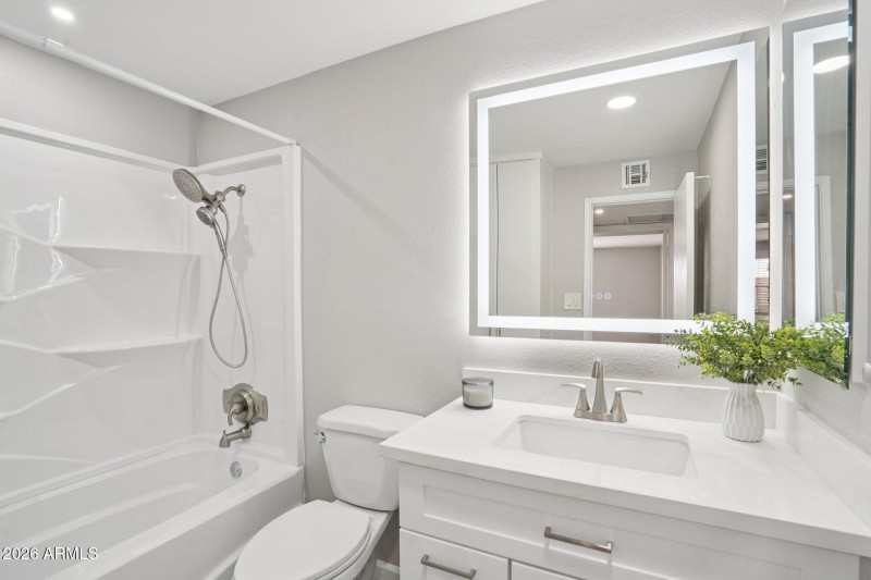 24-web-or-mls-N 15th Ave-S0303-024