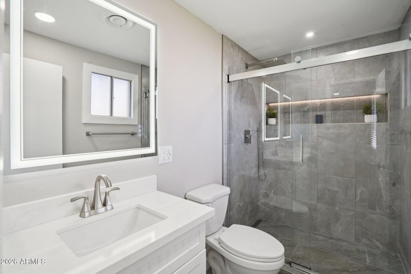 27-web-or-mls-N 15th Ave-S0303-027